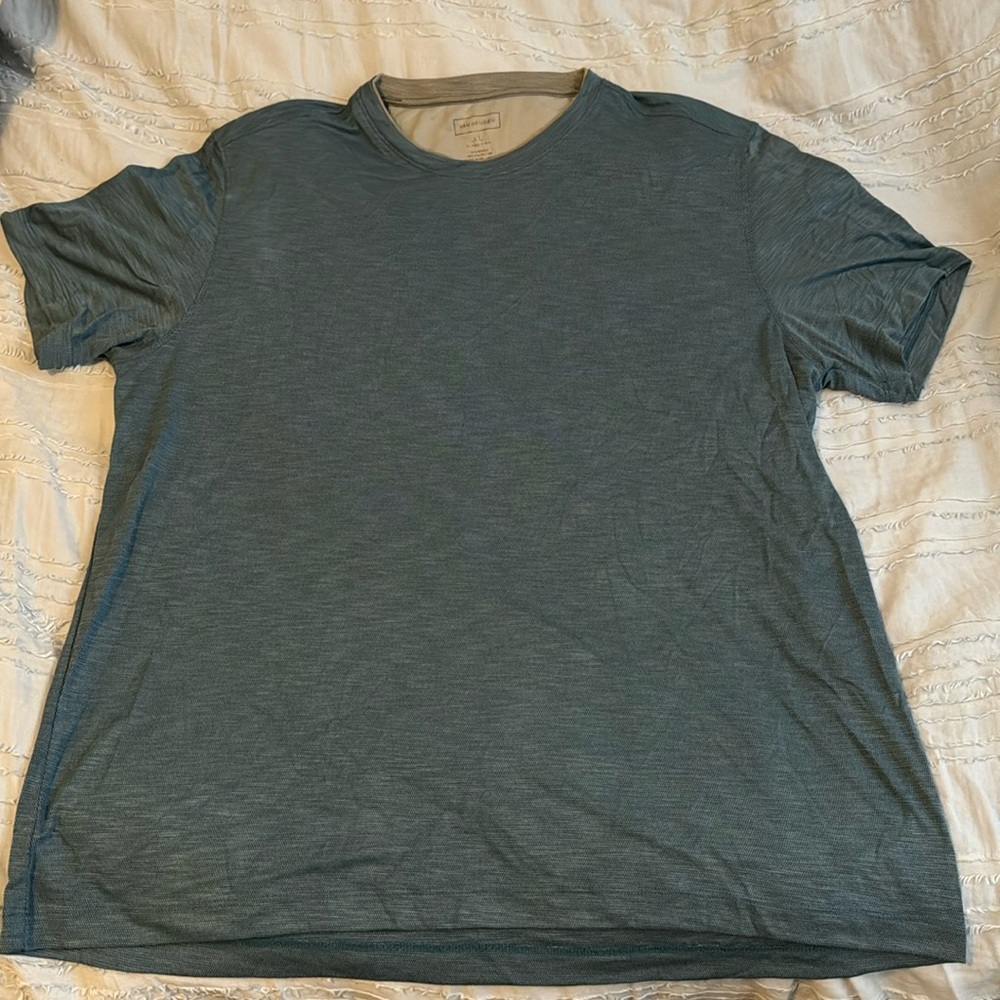 Men’s lightweight athletic shirt